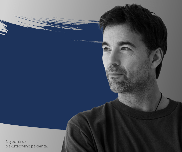 Mladý bílý muž v tmavém tričku, který se dívá doleva.