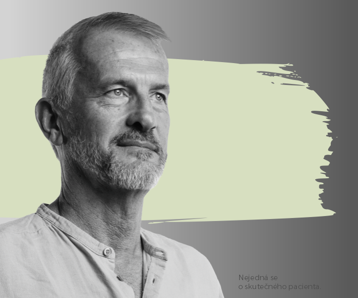 Starší muž s krátkými šedými vlasy ve světlé košili, který se dívá doprava.